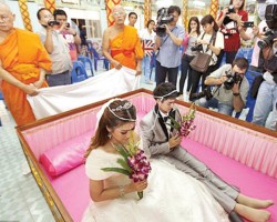 عادات غريبة تتم في مراسم الزواج حول العالم